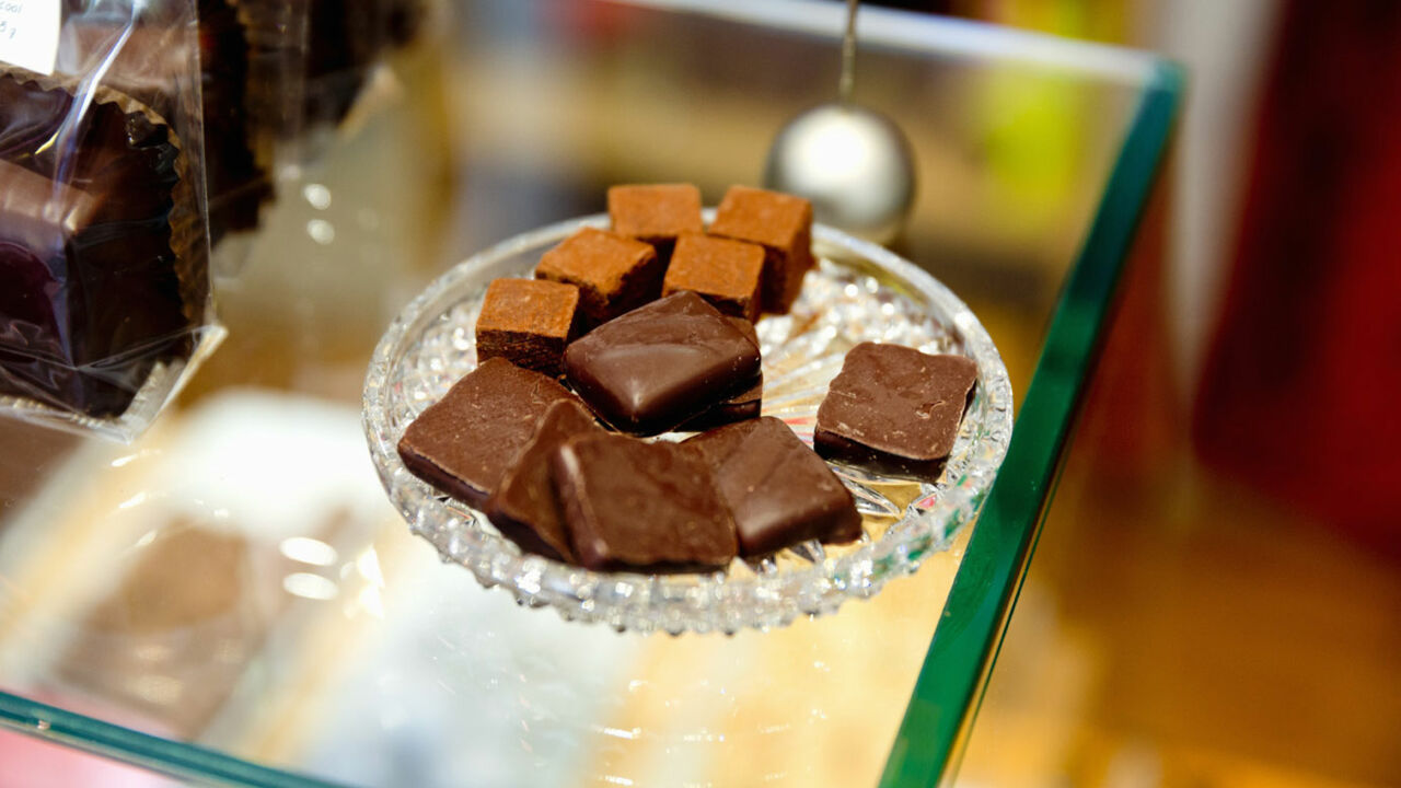 Schokoladenpralinen in der Chocolaterie „L'espace Chocolat C&S Moret“