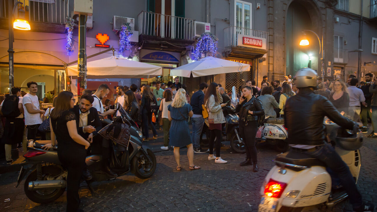 Menschen versammeln sich auf den Straßen von Neapel