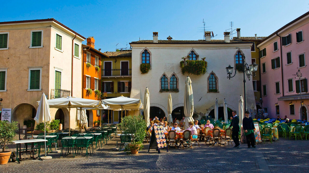 Garda, Palazzo dei Capitani und Café