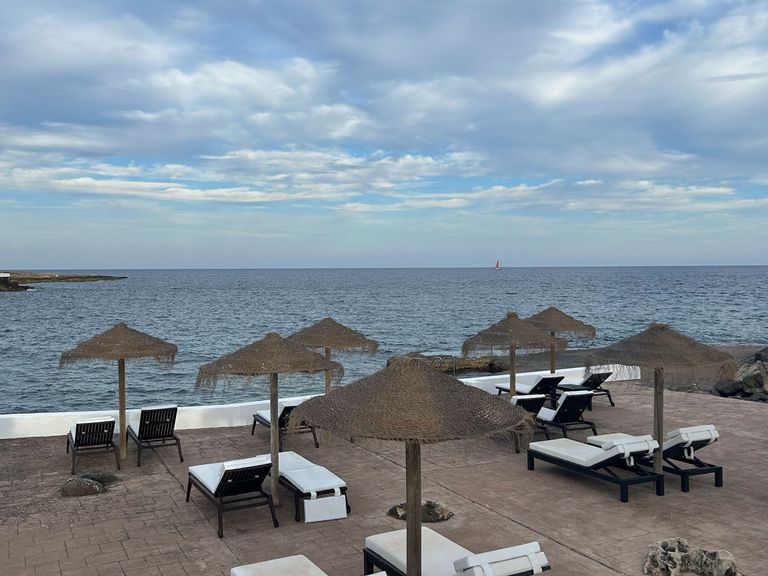 Purobeach Menorca, Sunbeds am Meer