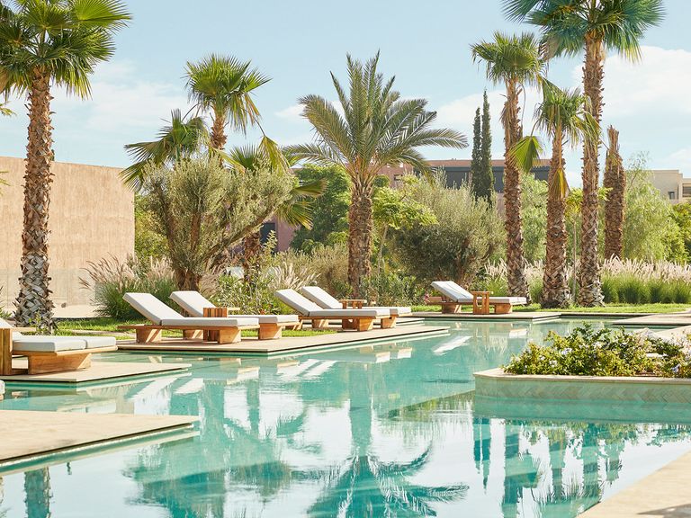 Swimming-Pool mit Liegen im Park Hyatt Marrakech