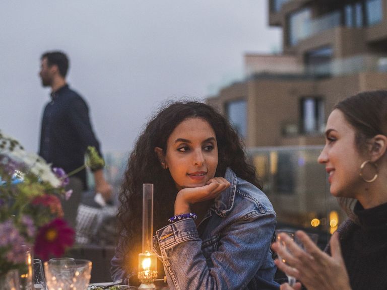Frauen an einer Tafel beim Mittsommerfest in Stockholm