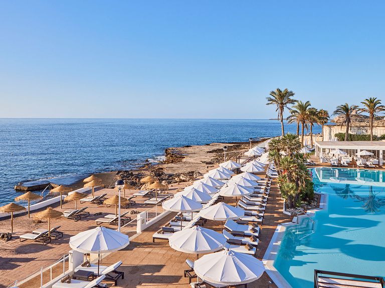 Mittelmeer und nebenan der Purobeach Menorca