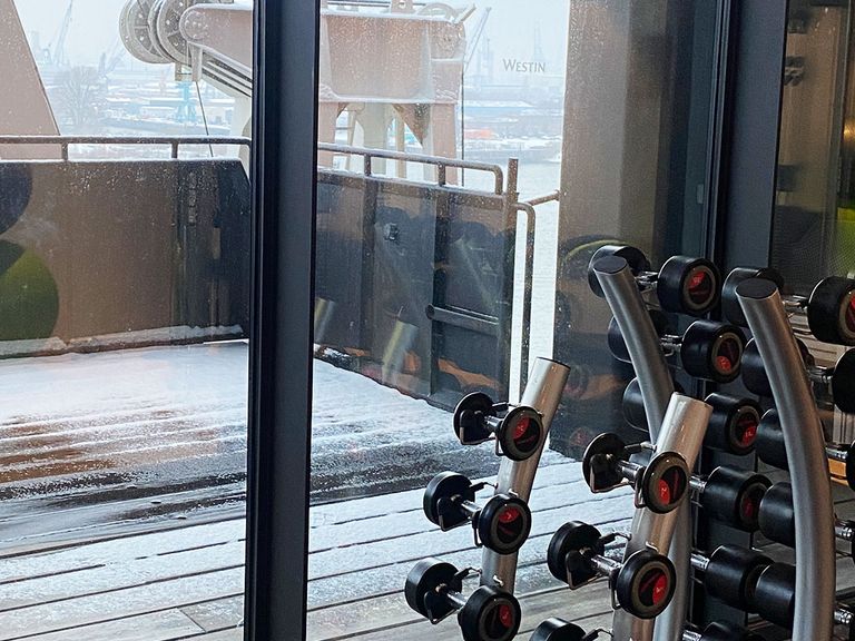Der Kraftraum im „Heavenly Spa“ mit Blick auf einen Elbkran