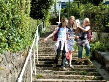 Kinder auf einer Treppe am Blankeneser Elbhang