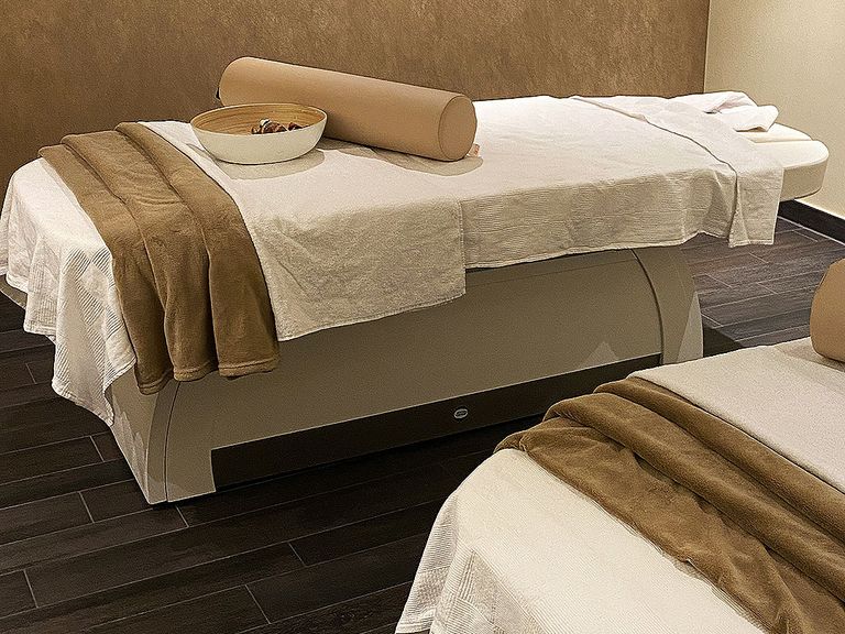 Zwei Massageliegen im „Heavenly Spa“ im „The Westin“ Hamburg