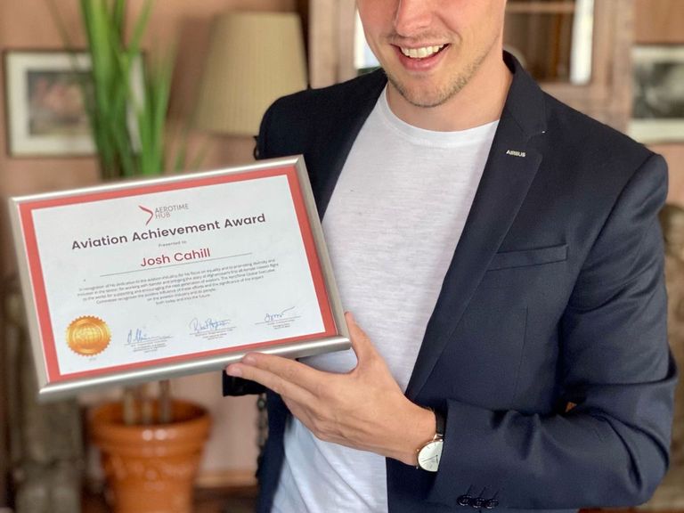 Josh Cahill mit dem mit dem Aviation Achievement Award