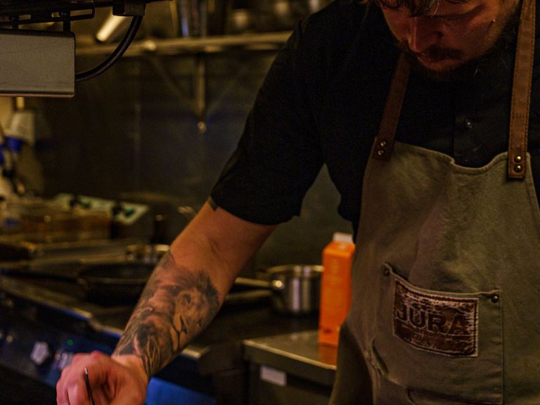 Grzegorz Elsner beim Kochen im „Hildr“
