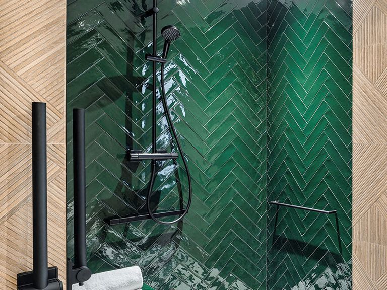 Dusche im DoubleTree by Hilton Nice Centre Iconic