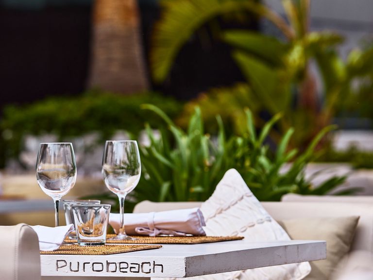 Gläser auf einem Tisch im Purobeach Barcelona