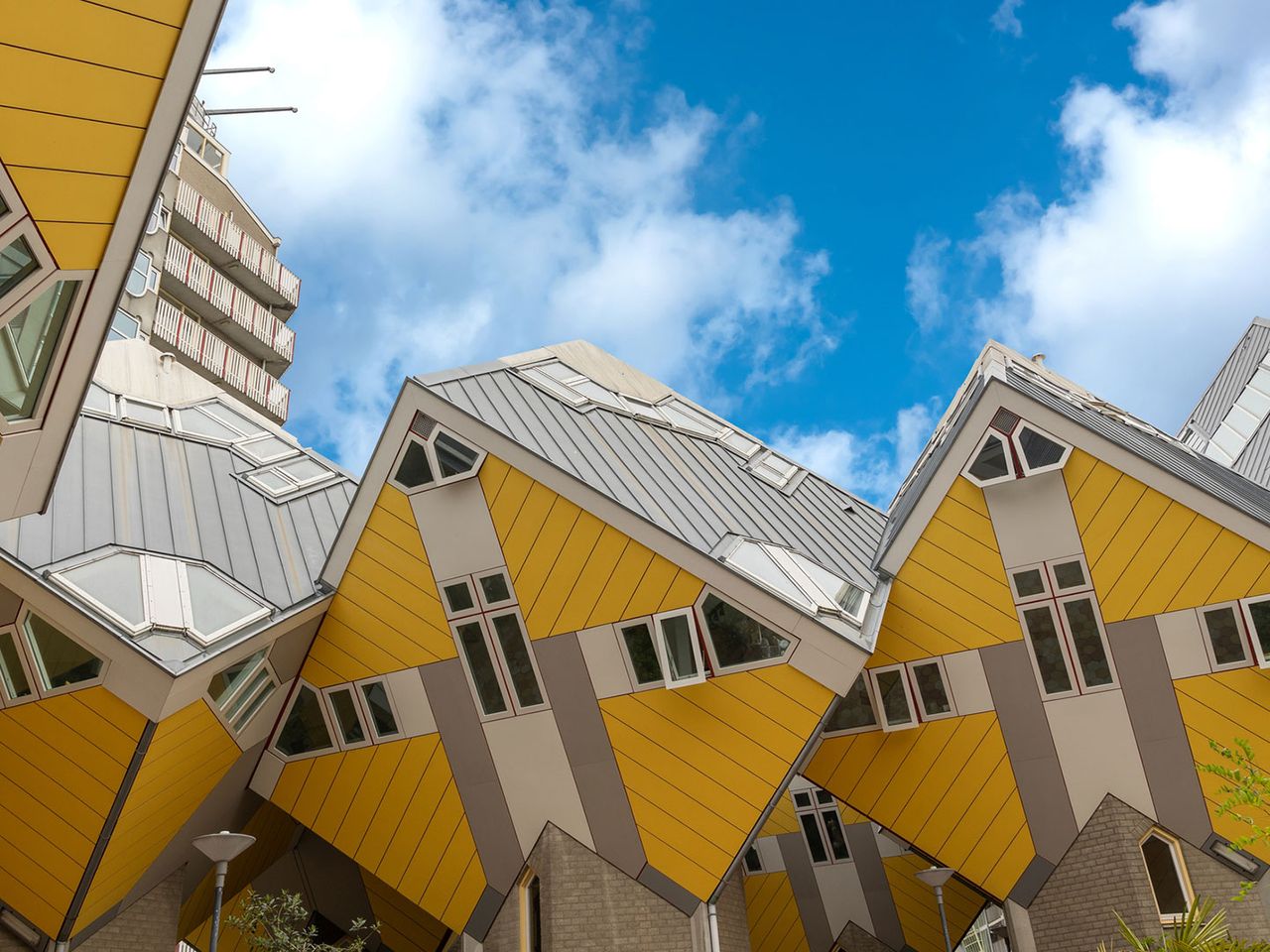 Kubushäuser in Rotterdam, von unten