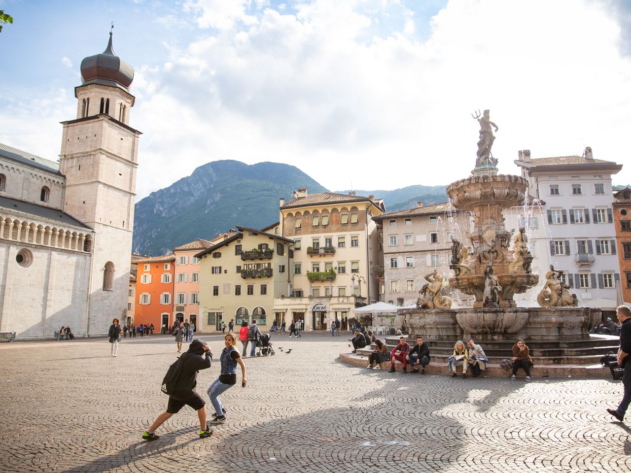 Der Domplatz mit dem Neptunbrunnen von Trient.