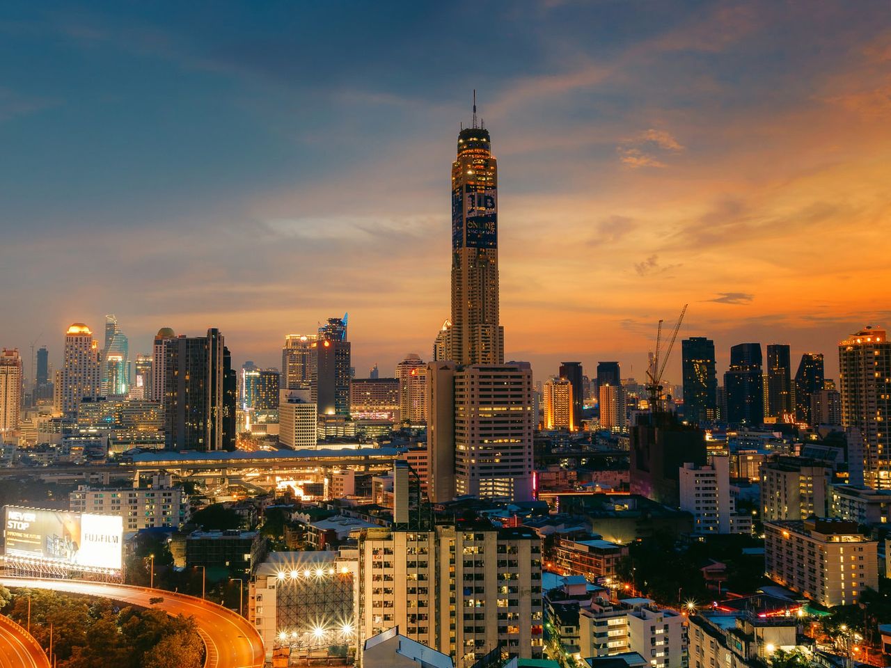 Thailand, Wolkenkratzer bei Sonnenuntergang in Bangkok