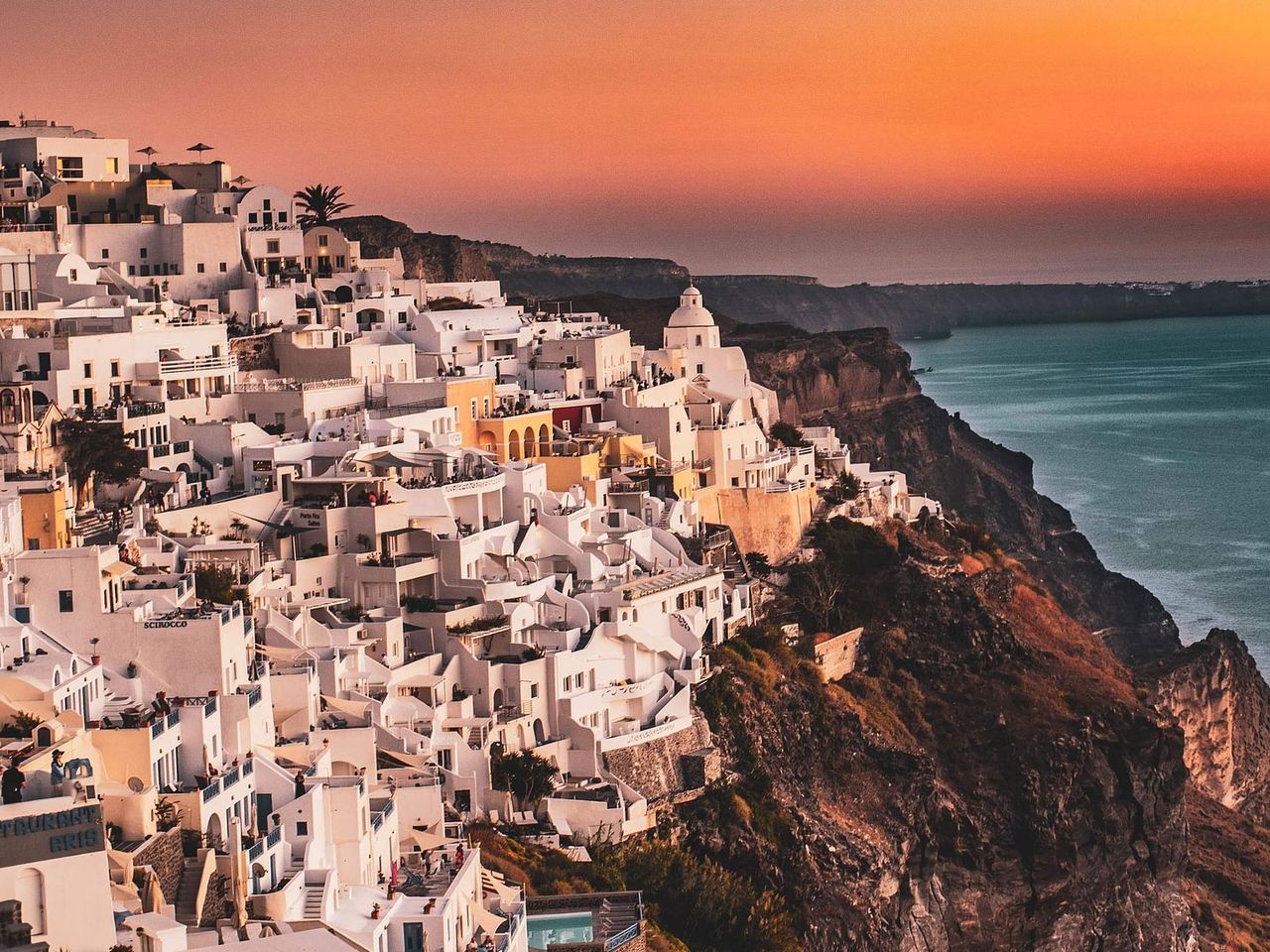 Caldera und Blick über die Stadt in Fira
