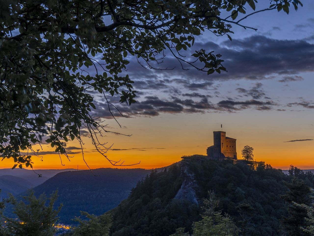 Burg Trifels in der Pfalz, im Sonnenuntergang