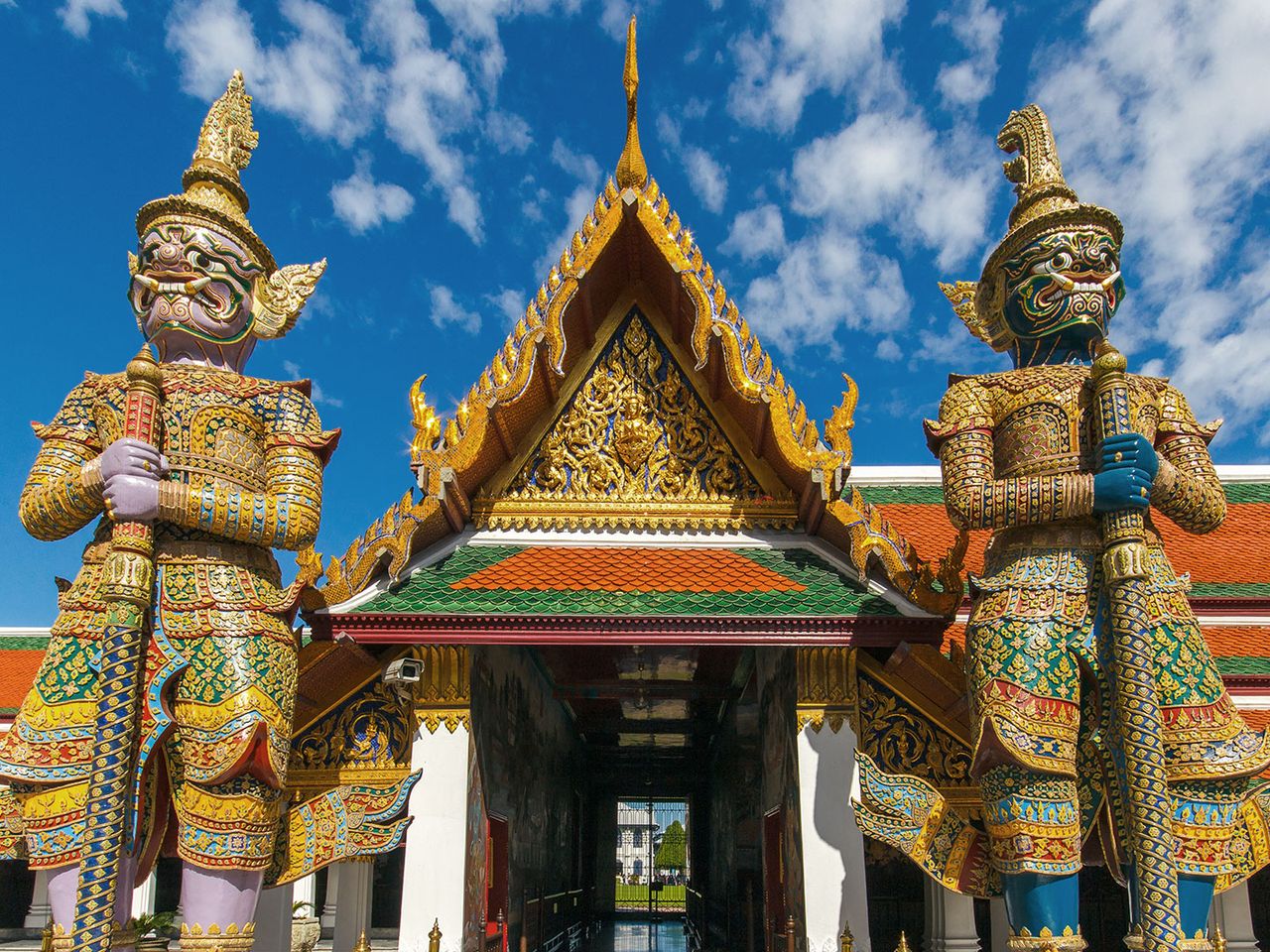 Statuen bewachen den Eingang zum Wat Phra Kaew Tempel
