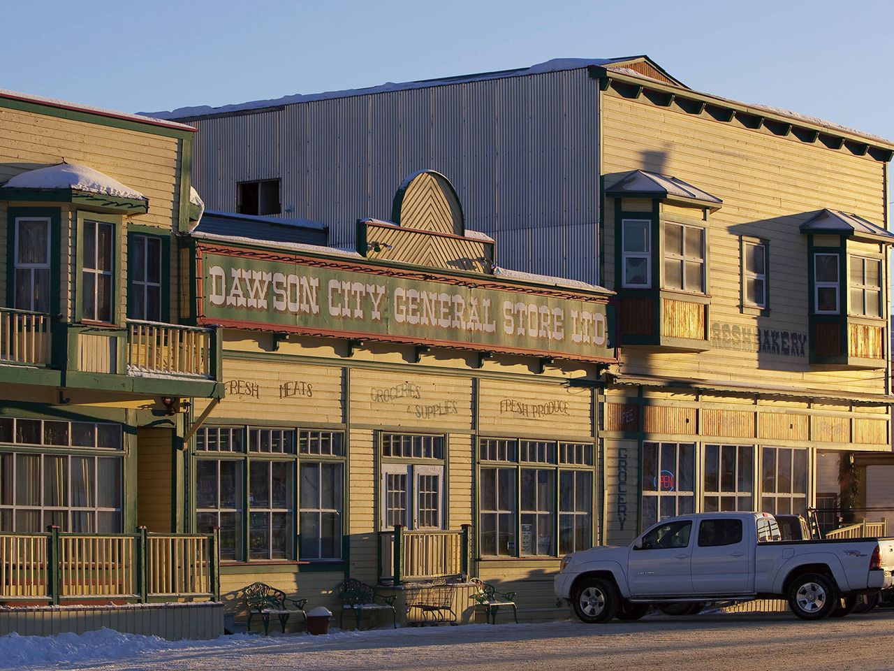 Die Fassaden der Geschäfte in Dawson City