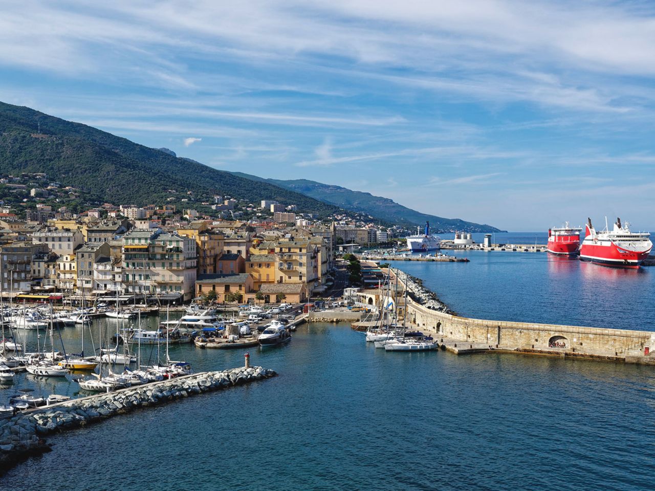 Eine Fähre dockt am Hafen von Bastia auf Korsika an.
