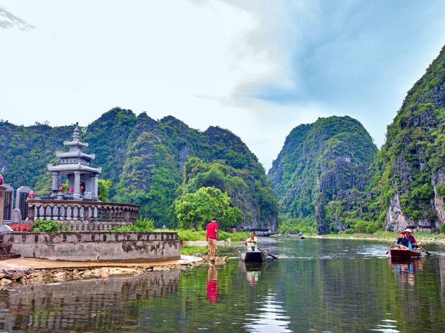 Personen paddeln auf Fluss in der Provinz Ninh Binh