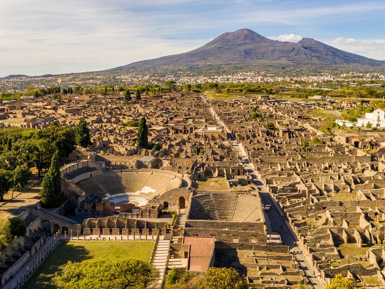 Ruinen von Pompeji, Vesuv im Hintergrund (Luftaufnahme)