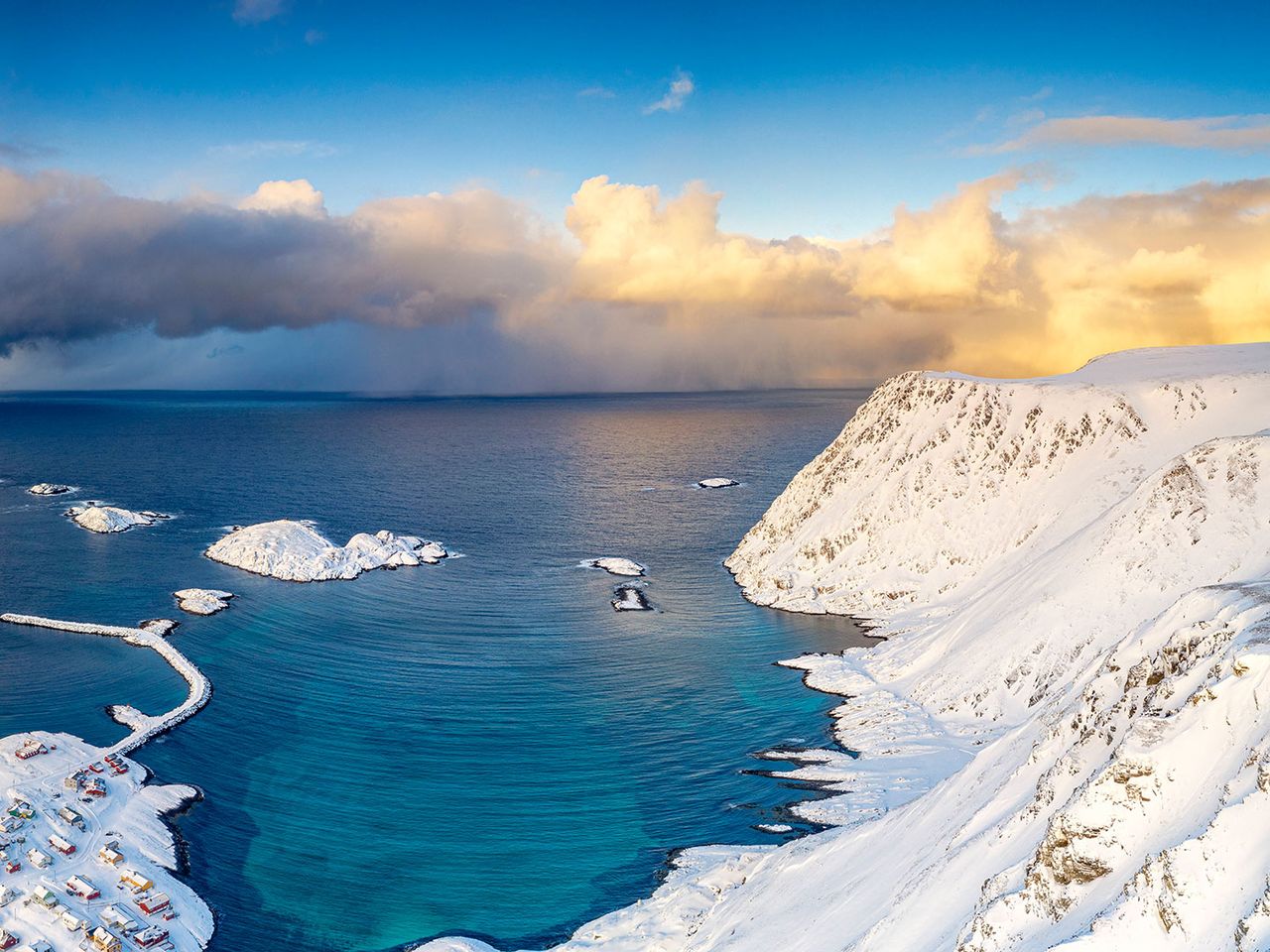 eisbedeckte Insel Sørøya im Winter