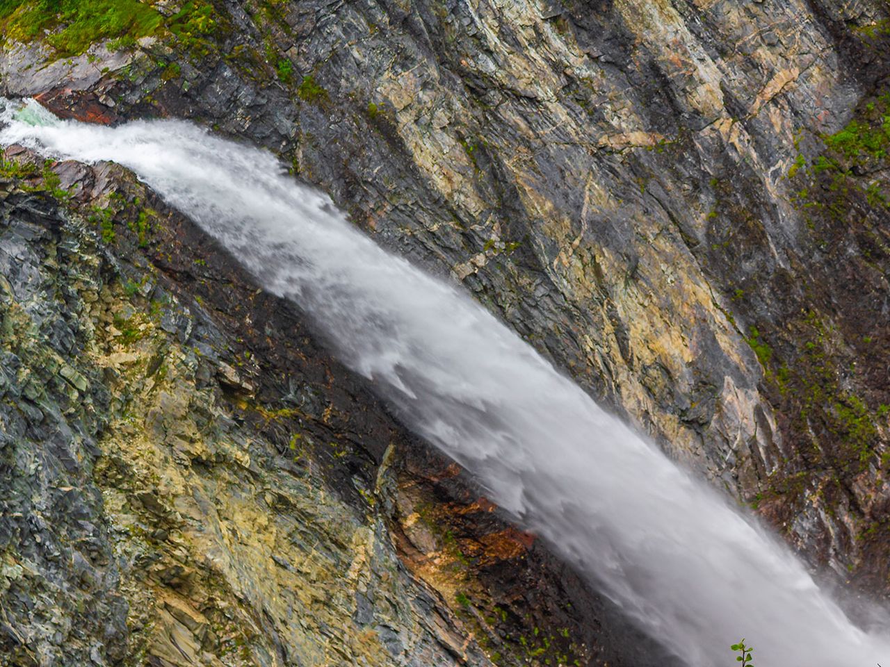 Vettisfossen stürzt in die Tiefe