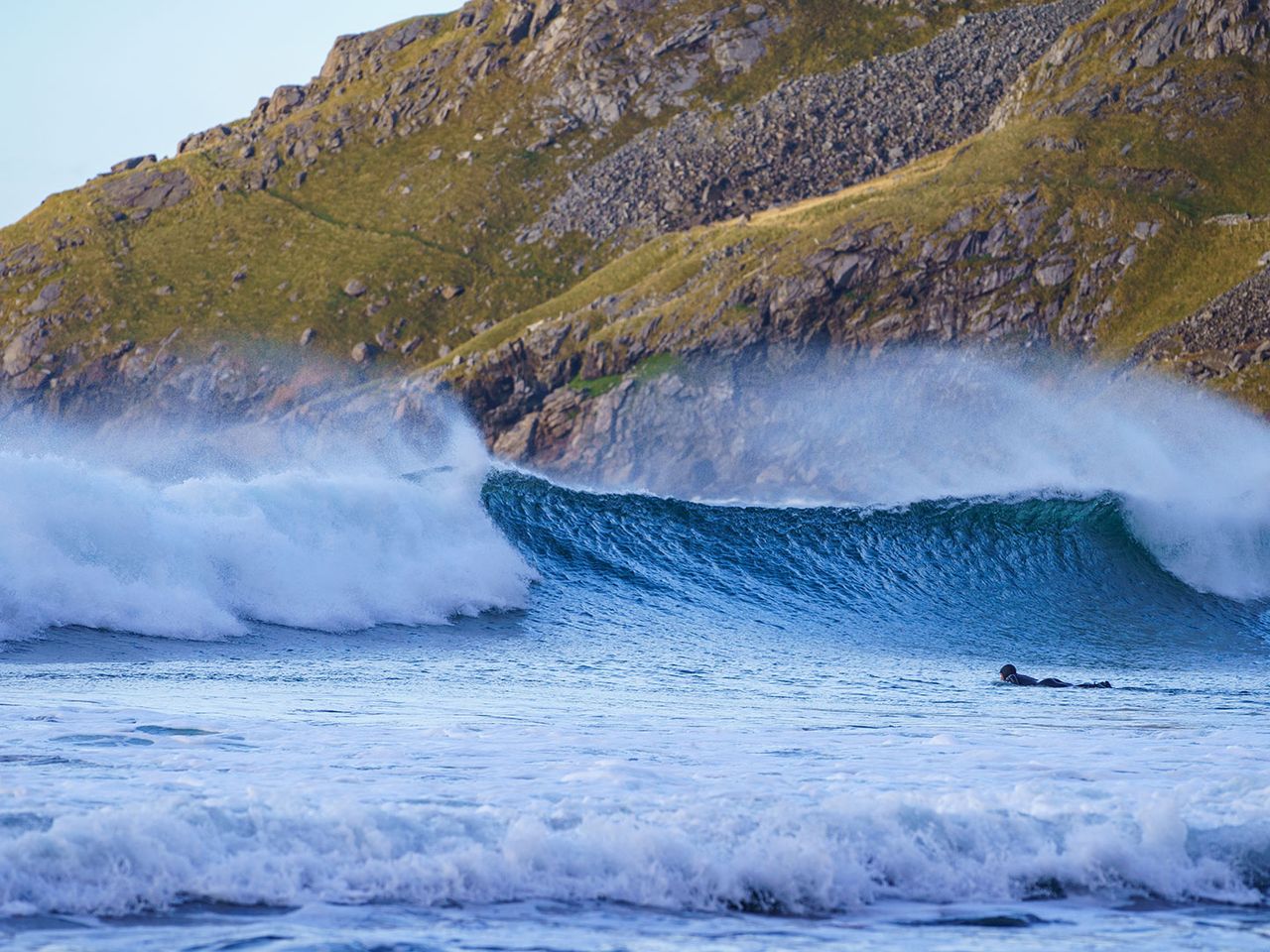 Strand und tosendes Meer in Unstad, Lofoten