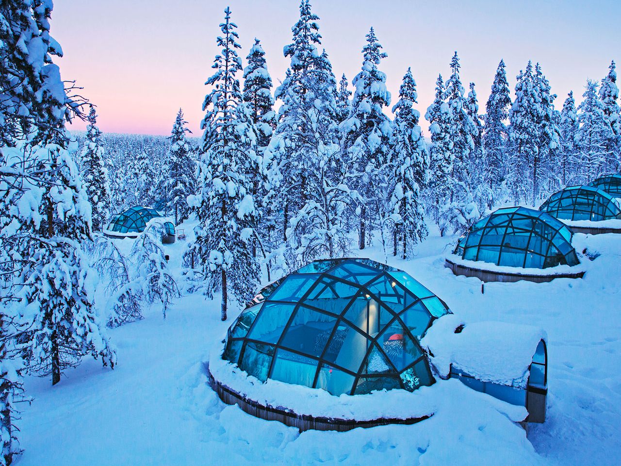 Glaskuppeln im verschneiten Lappland