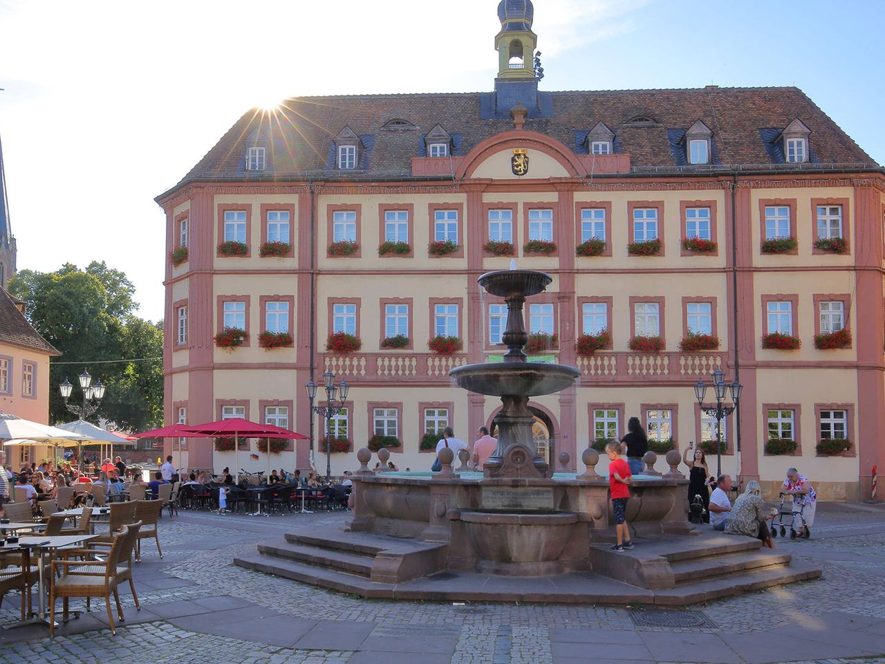 Menschen im Sommer auf dem Marktplatz in Neustadt an der Weinstraße