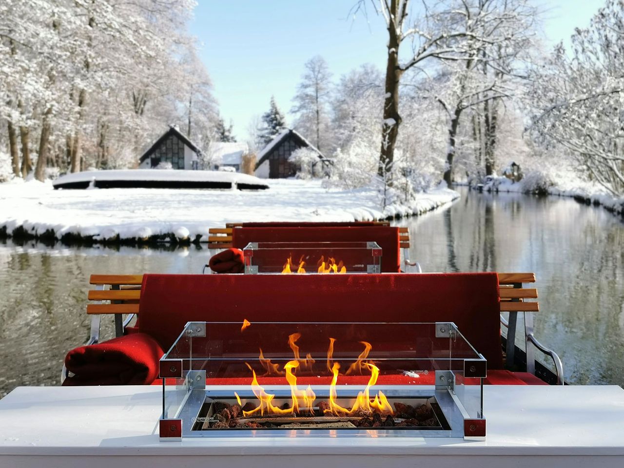 Kahn mit Kaminfeuer im Winter