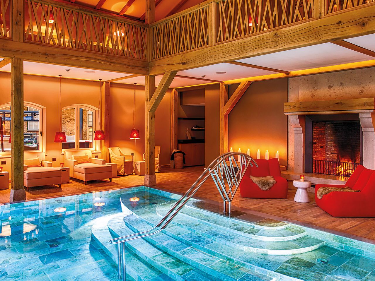 Der Pool der Schlosstherme im Weissenhaus Private Nature Luxury Resort
