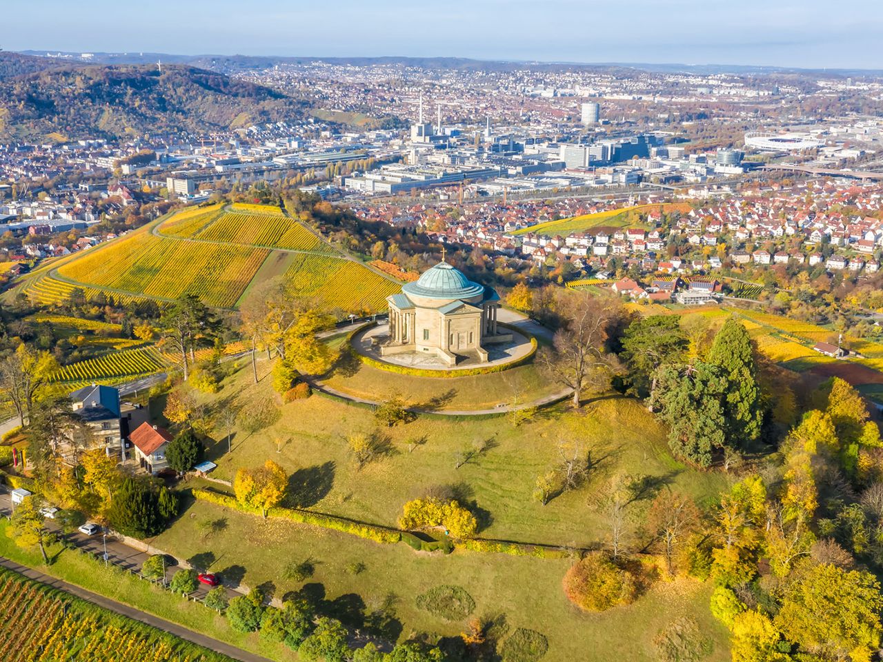 Blick von oben auf die Grabkapelle und den Württemberg