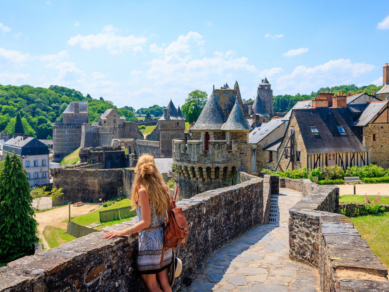 Frau blickt auf die Gemeinde Fougères in der Bretagne