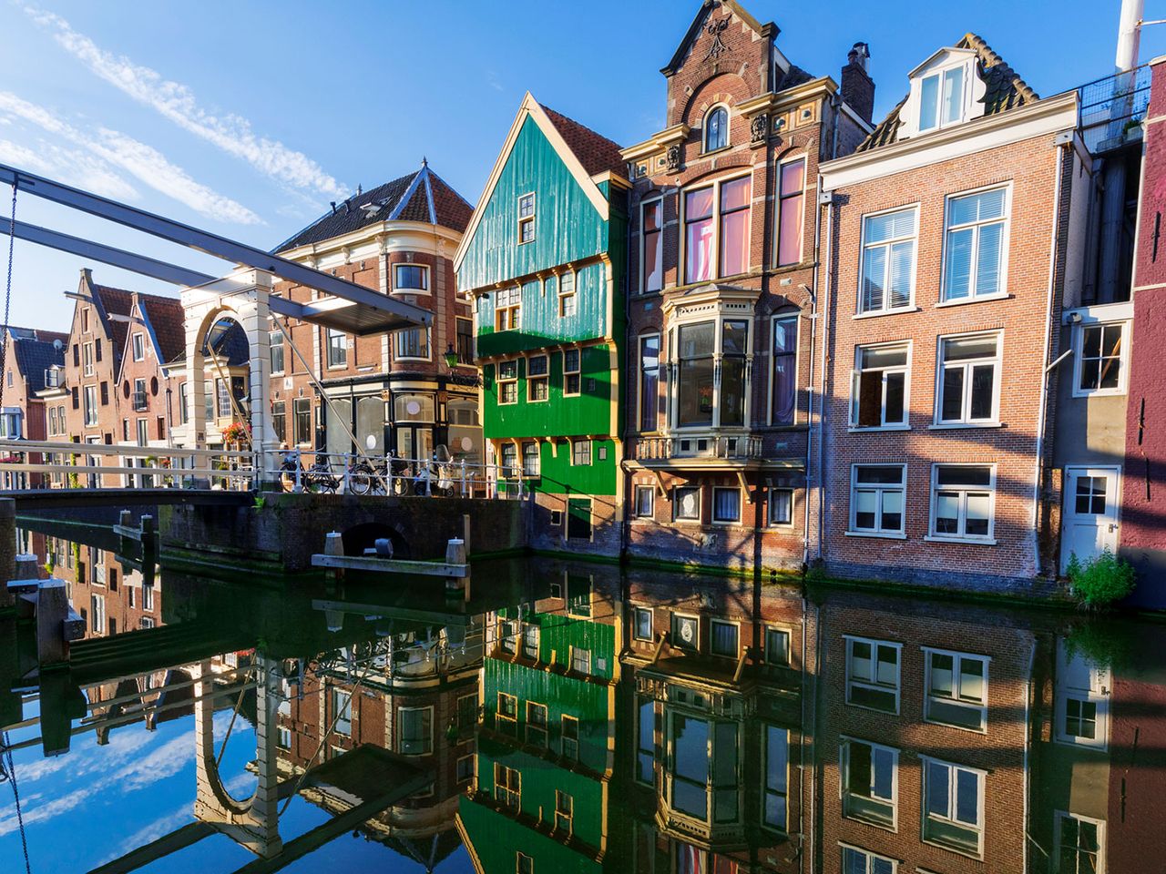 von Häusern gesäumter Kanal in Alkmaar