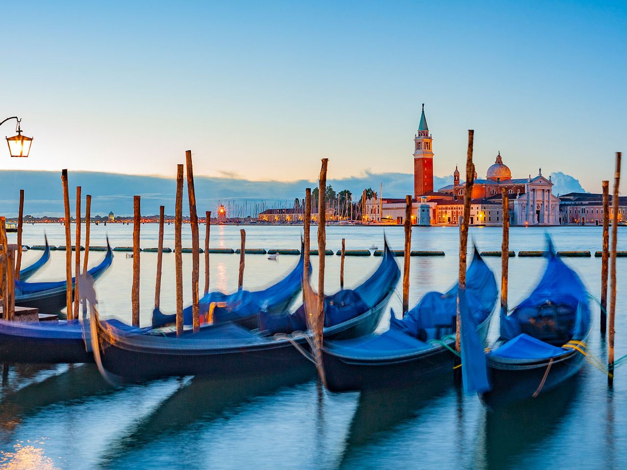 Gondeln in der Lagune von Venedig