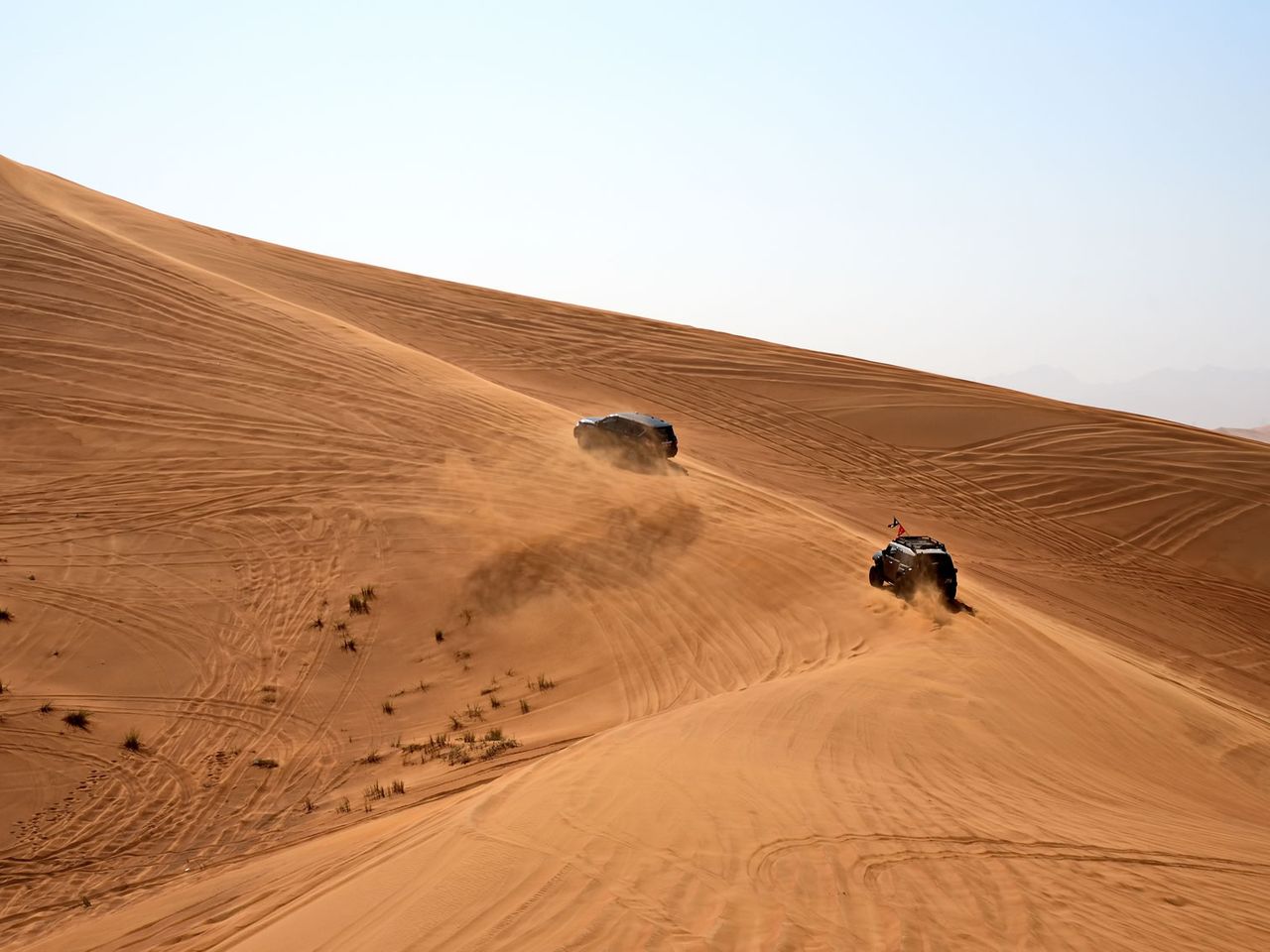 Geländewagen fährt durch die Wüste von Sharjah