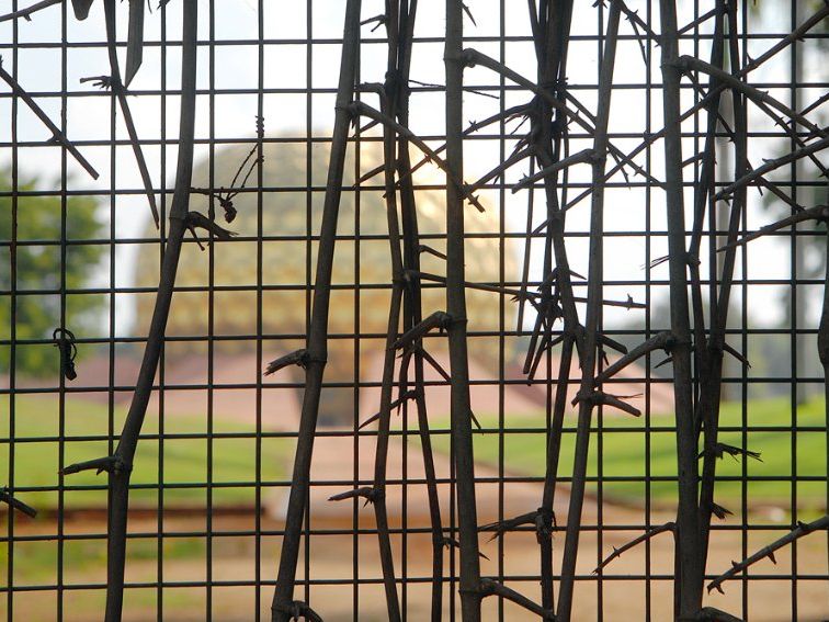 Zäune schirmen das Gelände von Auroville ab