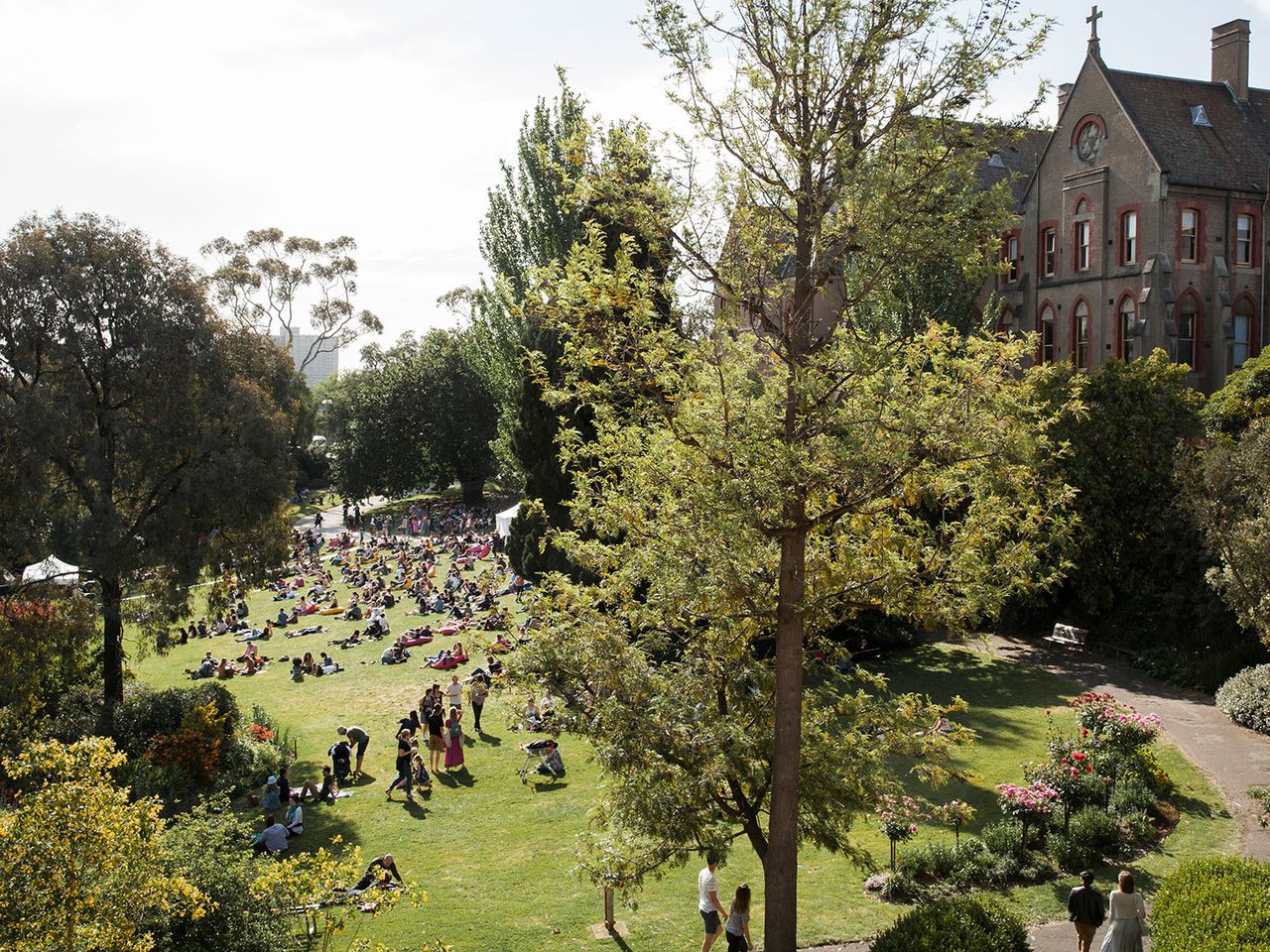 Menschen rasten auf den Rasenflächen des Abbotsford Convent