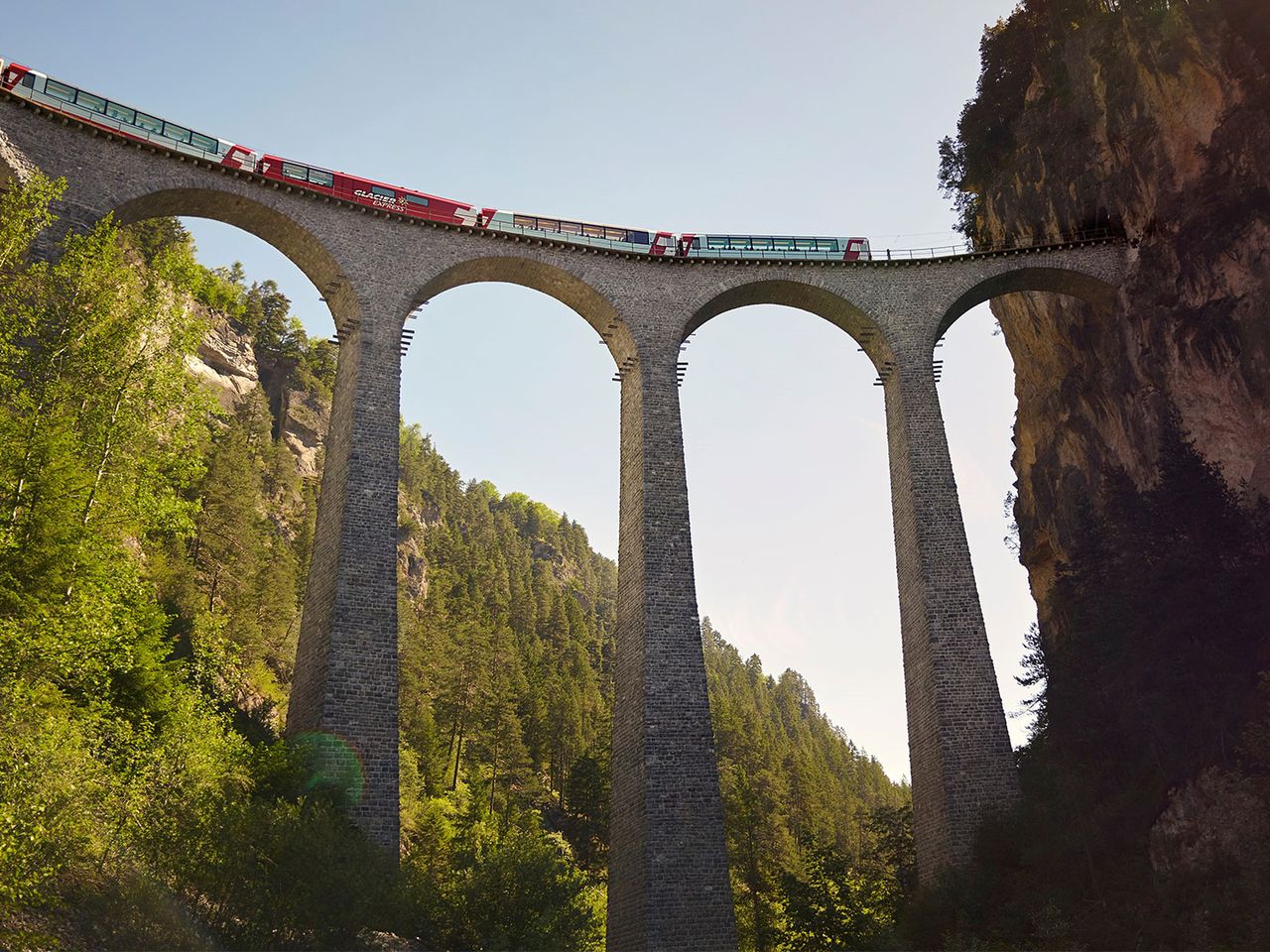 Der Glacier Express überquert das Landwasserviadukt, Schweiz