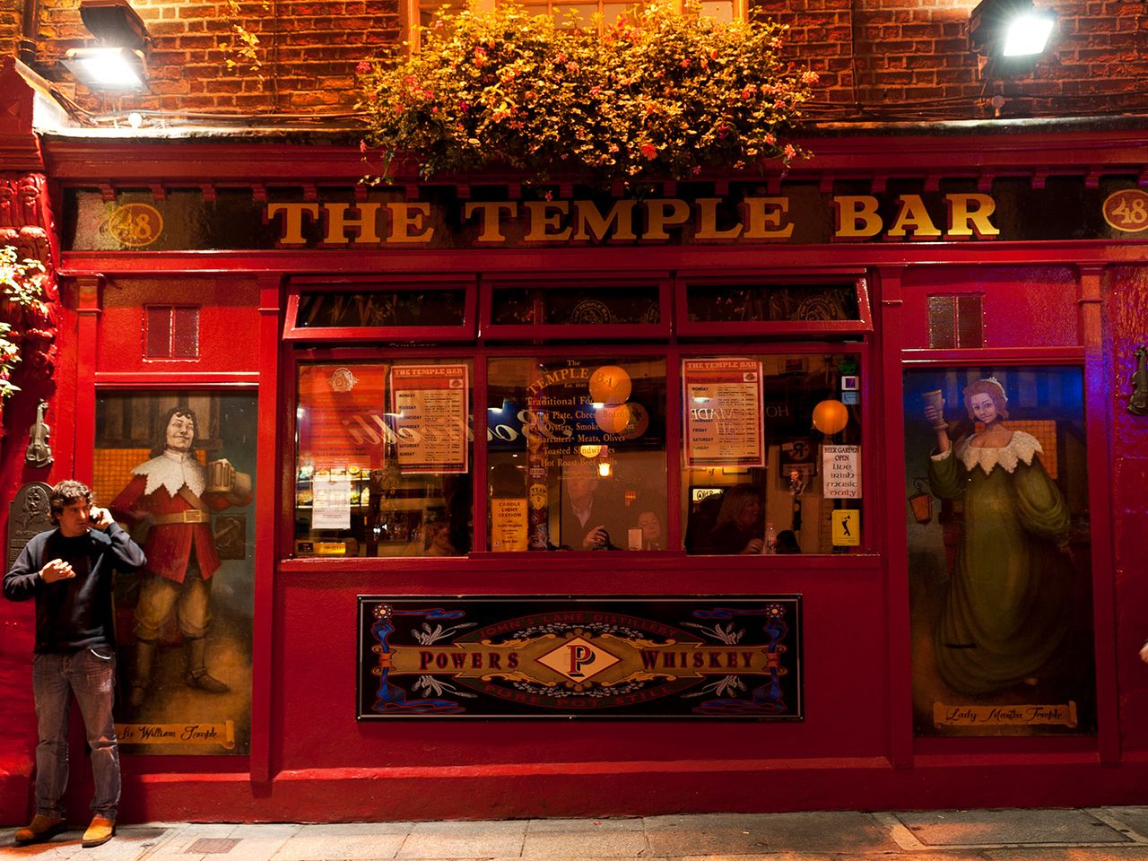 Die rote Fassade des berühmten Temple Bar Pubs in Dublin