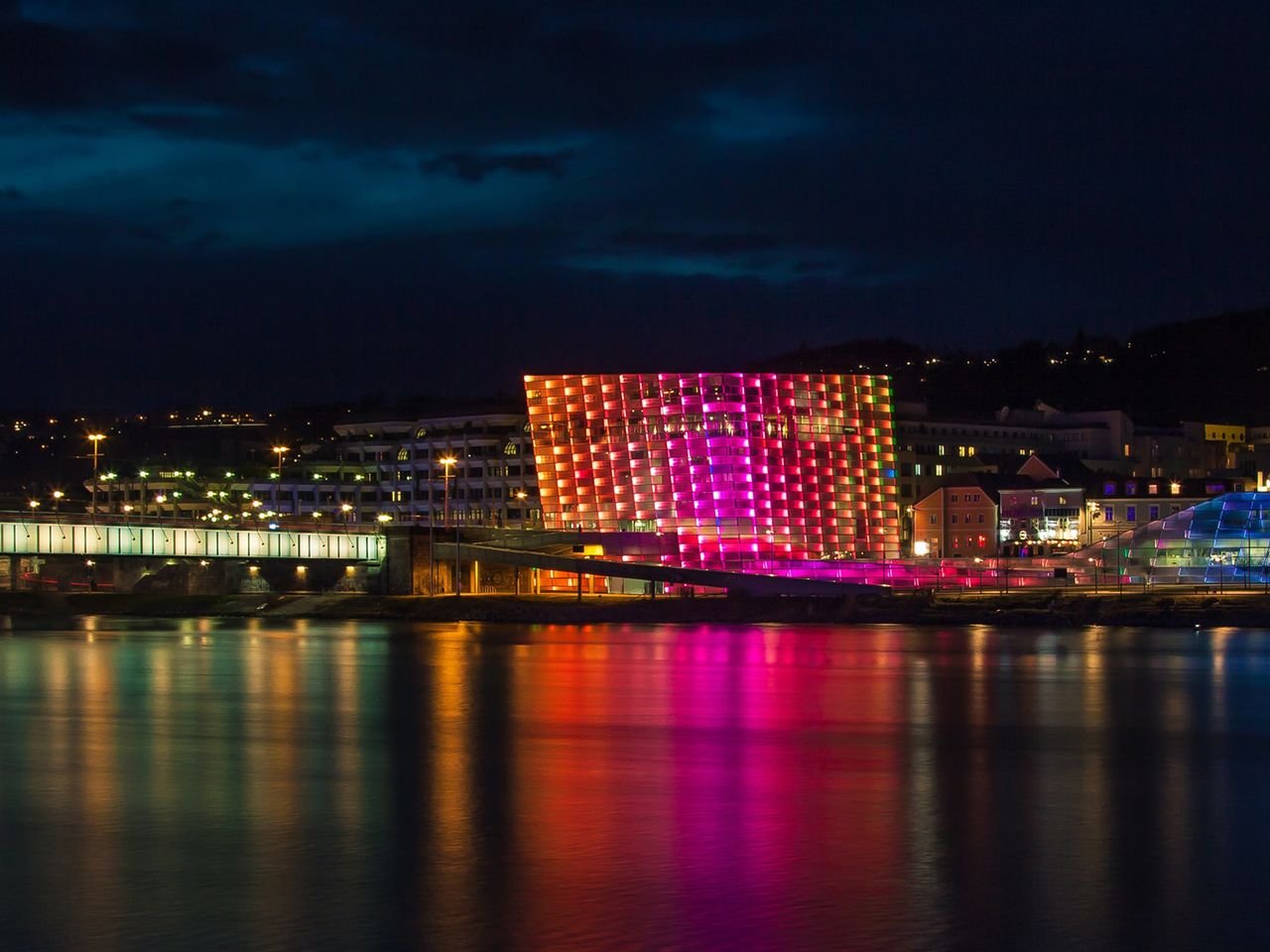 Ausblick auf die Altstadt von Linz während des Ars Electronica Festivals