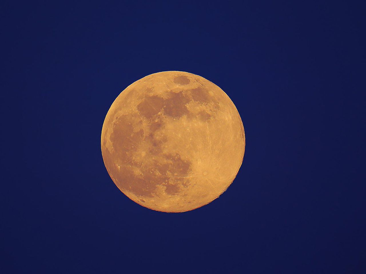 Supermond am blauen Nachthimmel