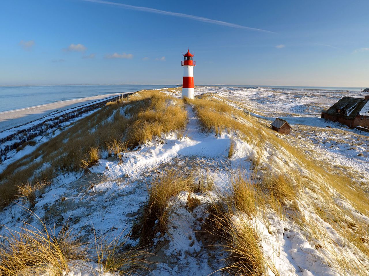 Ruhe ohne Feuerwerk: Schneebedeckte Dünen auf Sylt