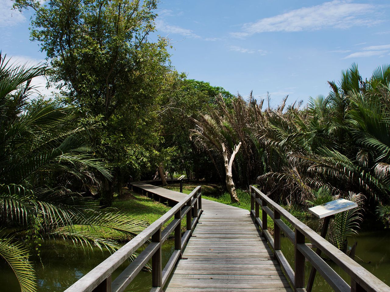 Informationstafeln und Stege führen durch den Sri Nakjon Khuean Khan Park