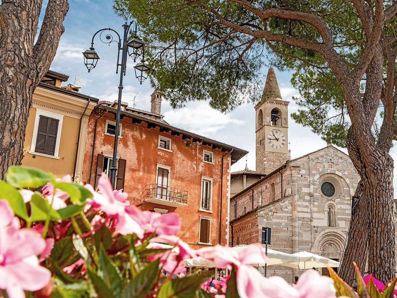 Blumen und Pinien an der Promenade von Toscolano Maderno am Gardasee