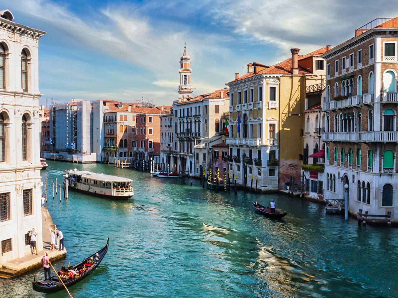 Venedig mit Gondel und Wassertaxi