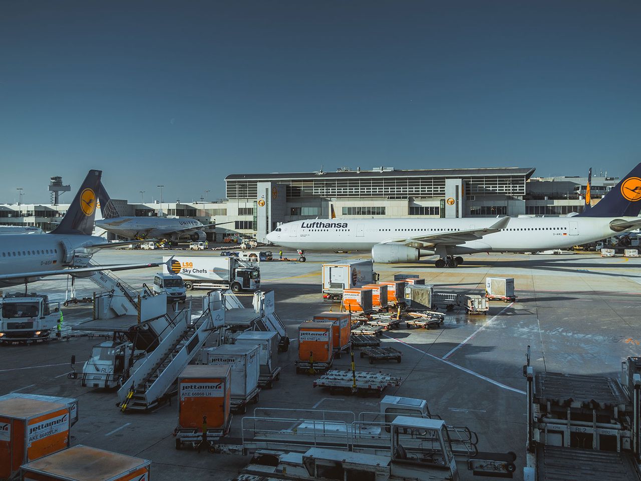 Lufthansa-Flugzeug auf dem Rollfeld, Flughafen Frankfurt
