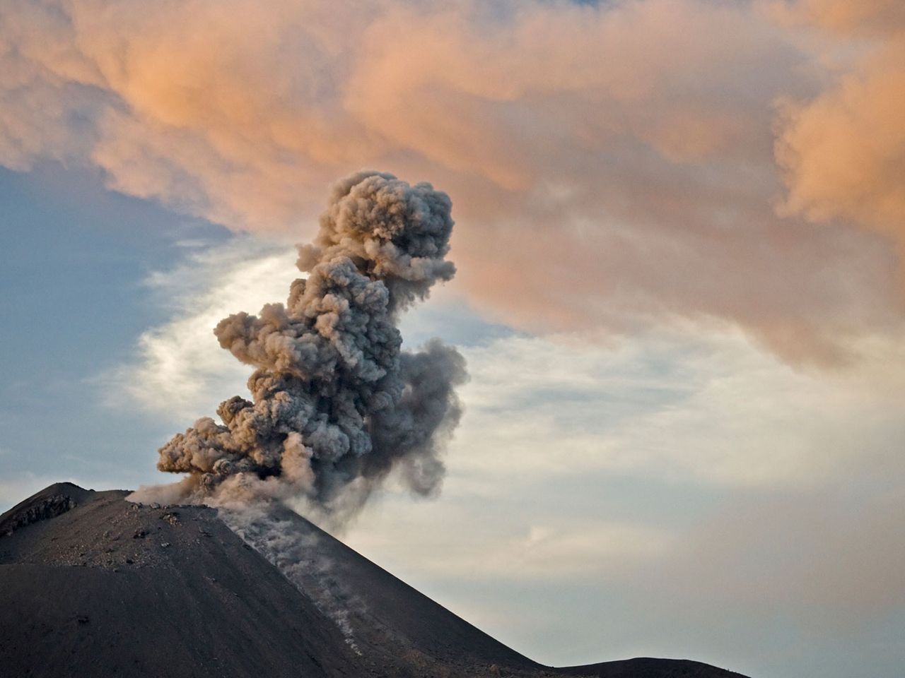 Der Krakatau spuckt eine Aschewolke