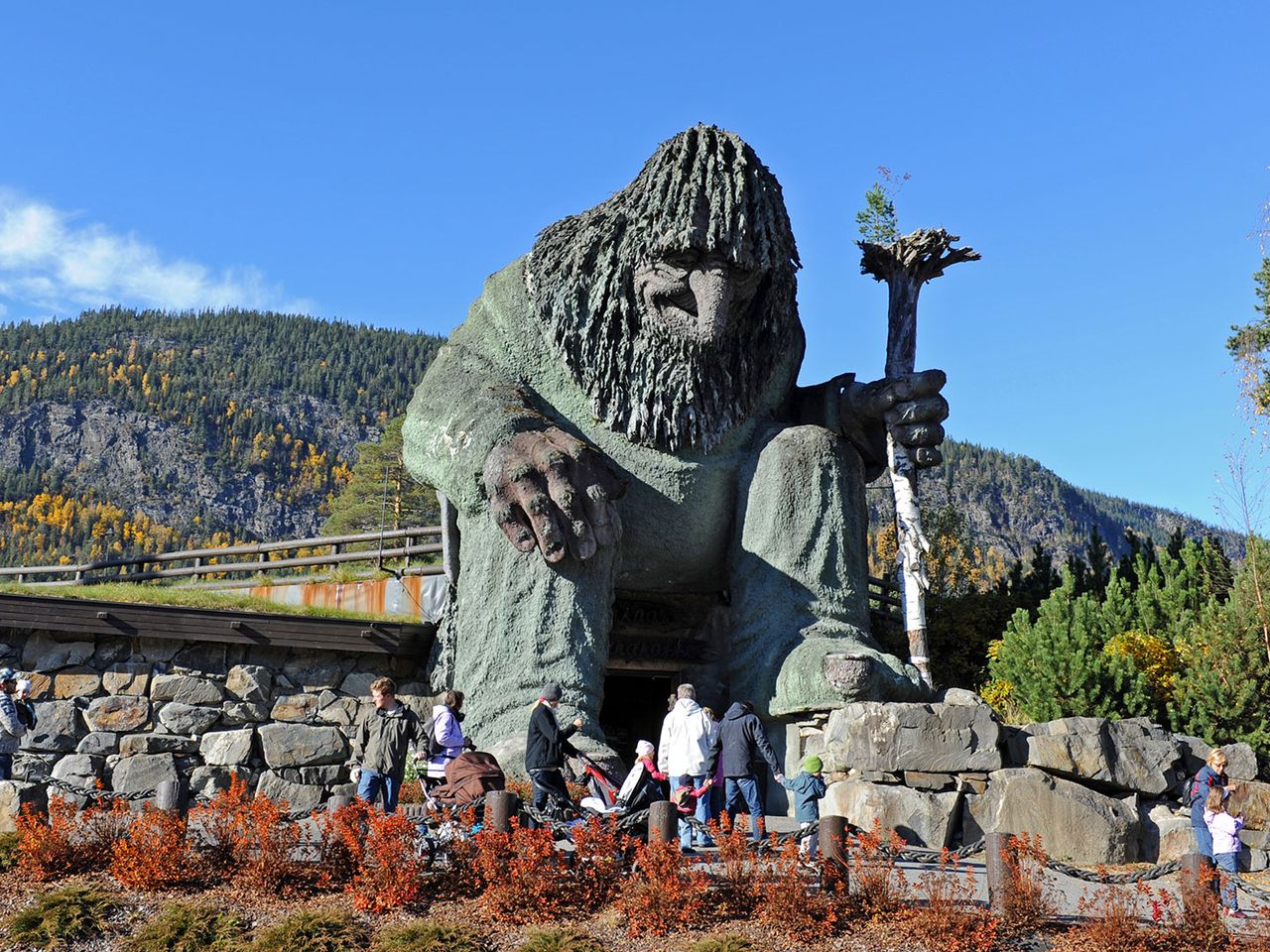 Im Hunderfossen Park sitzt ein gewaltiger Troll.