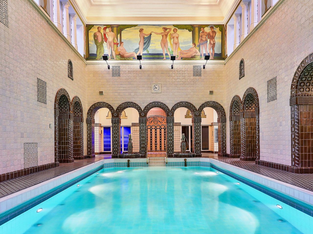 Die schmucken Säulen der Kaiser-Friedrich-Therme in Wiesbaden